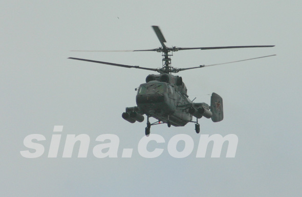 图文：俄卡-29战斗运输直升机接受检阅