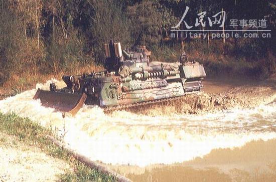 图文:采用AMX30B2型主战坦克的底盘