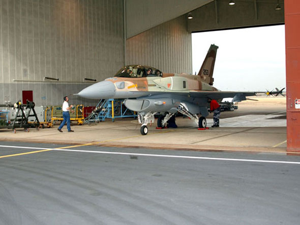 图文:准备试飞的首架生产型F-16I战斗机