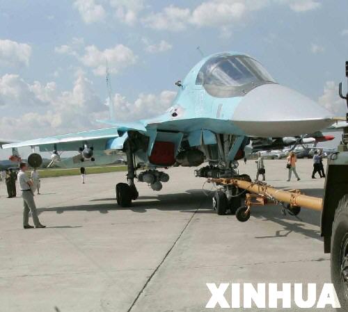 图文:俄苏-34战斗轰炸机参加展出