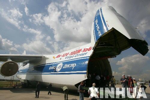 图文：展出的“安-124-100”大型运输机