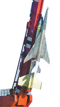日法研制的新型两倍音速箭形无人飞机首飞成功