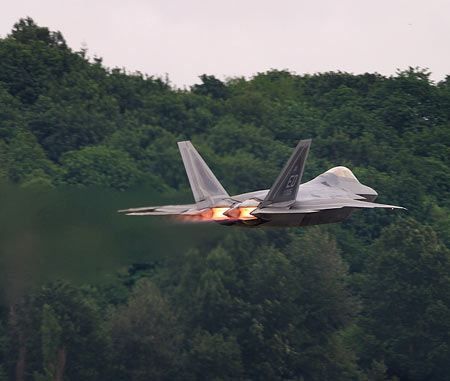 F-22战机在实际部署中发动机被外物损伤(附图)
