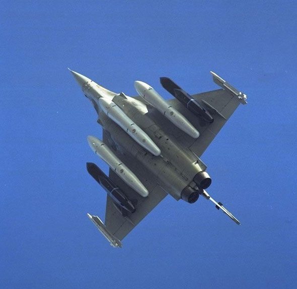 图文:加挂三个副油箱的法国空军阵风战机