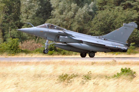 图文：法国海军的单座阵风M舰载机起飞