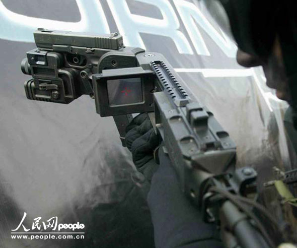 图文:彩色显示屏上红色十字瞄准线