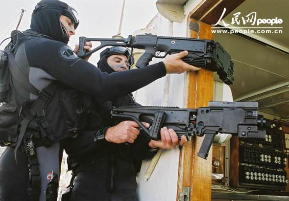 图文:拐弯枪能从一个掩蔽物的后面进行射击