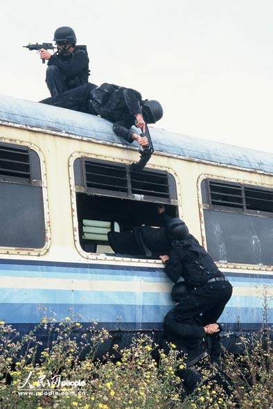 图文:“拐弯枪”前部的摄像机