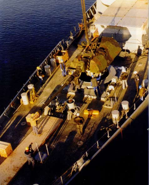 图文:正在吊装的PZH2000榴弹炮炮塔