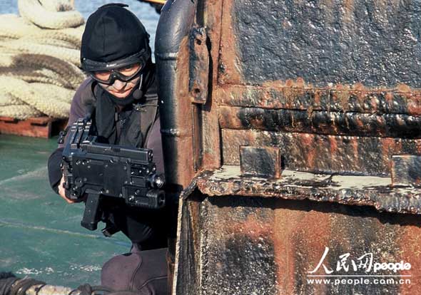 图文:拐弯枪是从掩蔽物后面射击的最佳武器