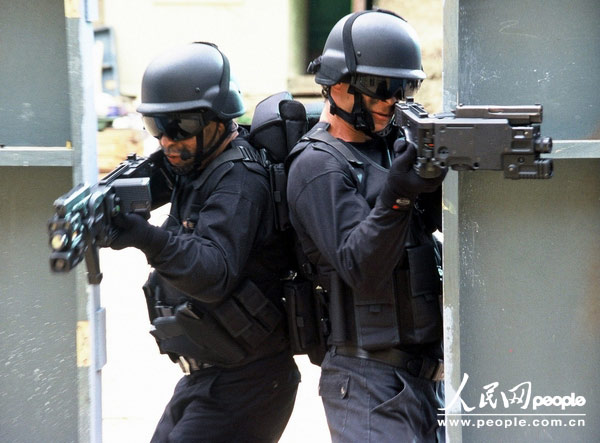 图文:拐弯枪已经被警察特种突击分队采用