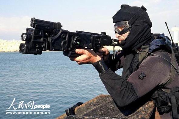 图文:手持“拐弯枪”的以色列蛙人