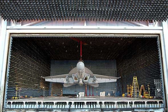 图文:美海军新一代EA-18G电子攻击机风洞模型