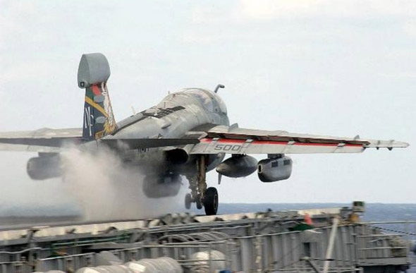 图文：EA-6B电子攻击机从航母上弹射起飞