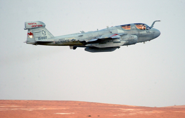 图文：美海军EA-6B电子攻击机执行任务