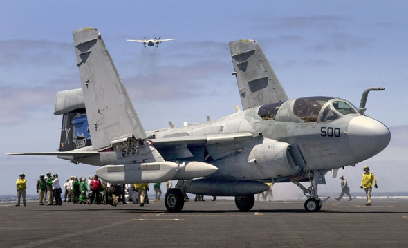 图文：机翼呈折叠状态的EA-6B电子攻击机