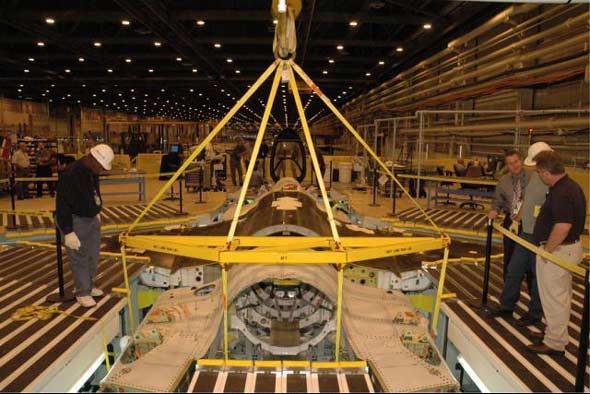 图文:F-35机身后端与机身前段正在进行组装