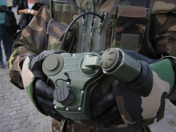 图文：FELIN系统中安装了摄像机的军用头盔