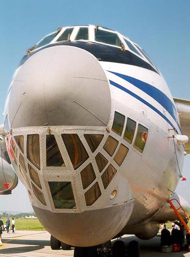 俄空军改进型伊尔76可单机投放三辆战车(组图)