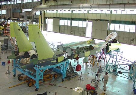 图文:波音生产车间F-15K前后机身进行连接