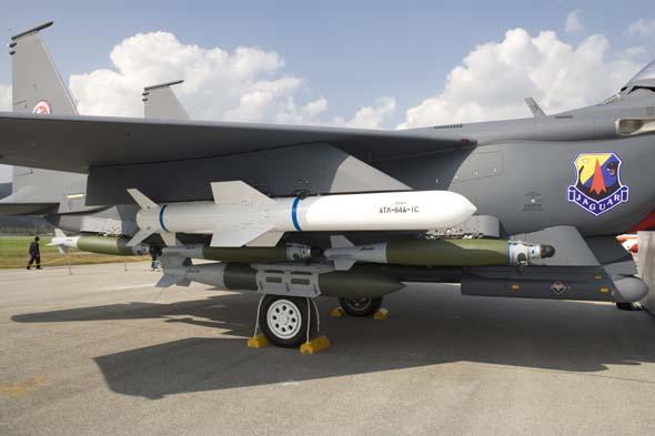 图文:韩国F-15K战斗轰炸机挂载武器展示