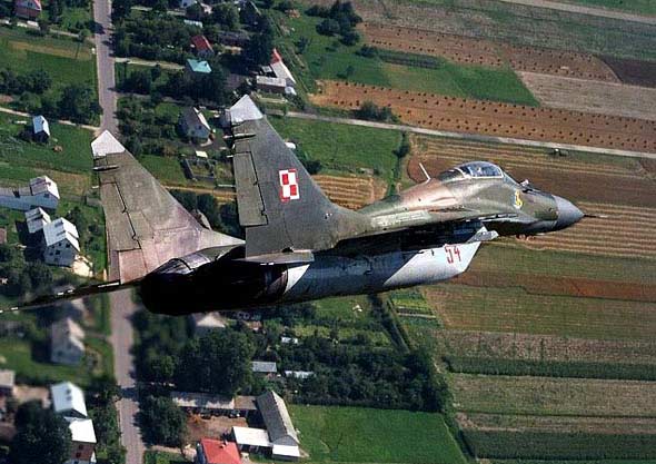 图文：波兰空军米格-29战机空中盘旋