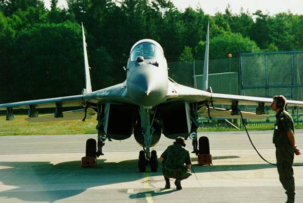 图文:波兰空军地勤人员检修米格-29战机