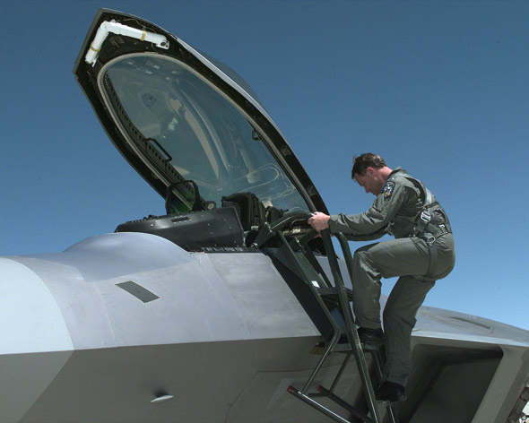 专家谈美国空军F-22战机性能优势(组图)