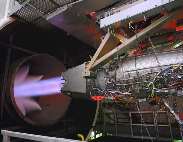 图文：F-22动力系统F119发动机进行加力燃烧试验