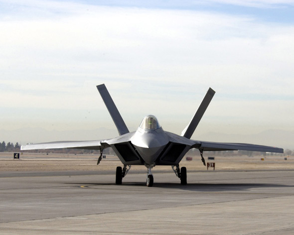 图文：美国空军装备的第四代F-22猛禽战机