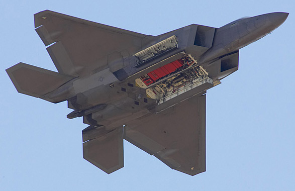 图文:F-22机腹下的内置武器舱呈开启状态