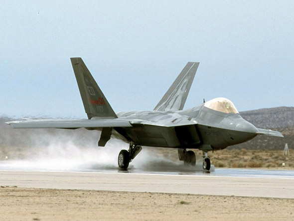 图文：F-22猛禽战机完成试飞降落机场