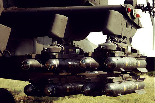 图文：阿帕奇短翼下挂载的AGM-114L型导弹