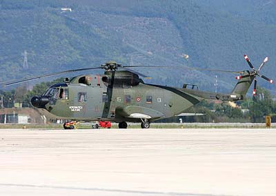 意大利空军接收首架改进型HH-3F直升机(附图)