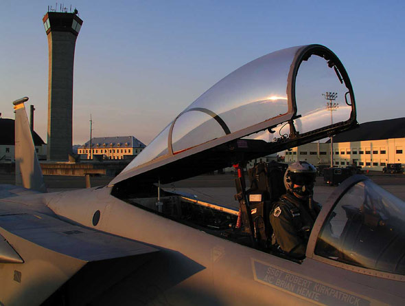 图文：美空军F-15飞行员头带联合头盔提示系统