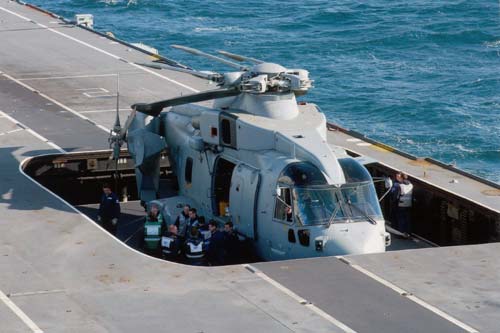 图文：提升到航母甲板上的EH101海军型直升机