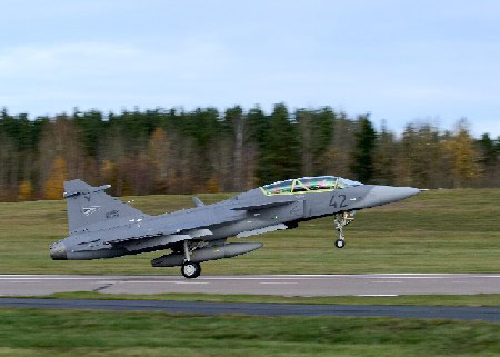 匈牙利空军接收首批五架JAS-39鹰狮战机(组图)
