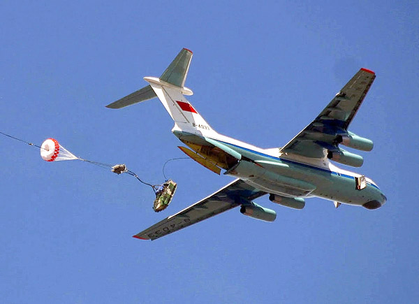 图文：ZBD2000伞兵战车空投出舱