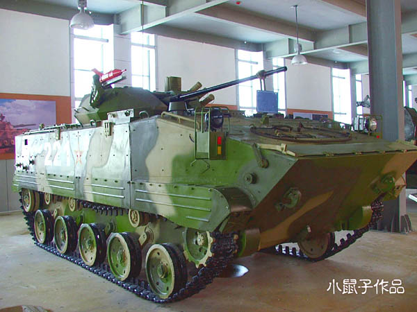 图文：国产ZBD2000伞兵战车右侧