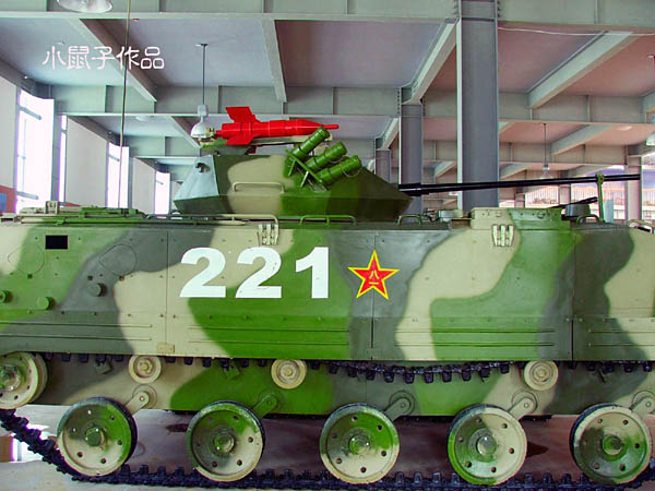 图文:国产ZBD2000伞兵战车侧视图