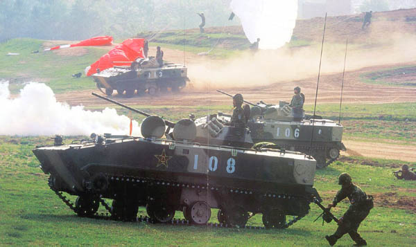 图文：ZBD2000伞兵战车成为我空降兵重要武器