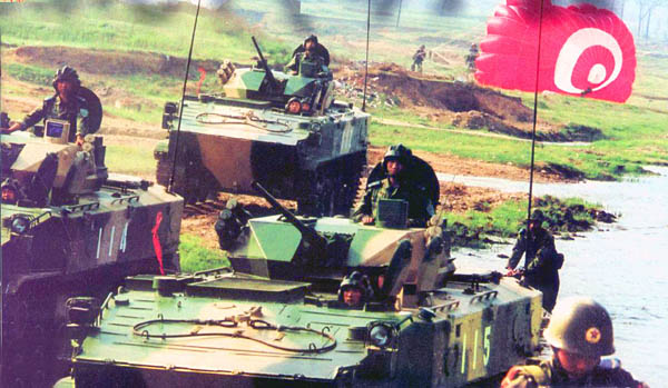图文：ZBD2000伞兵战车编队进攻