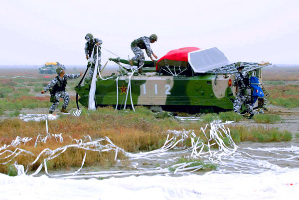 图文:着陆后空降兵快速解除空降伞