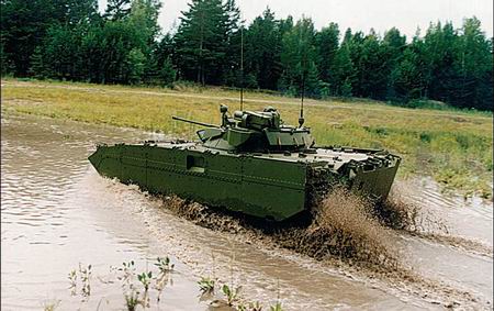 图文：俄BMP-2步兵战车在浮游中