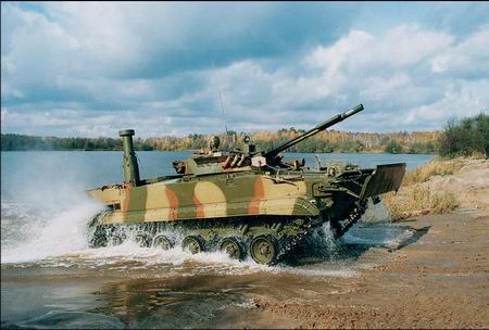 图文：俄BMP-3步兵战车上岸