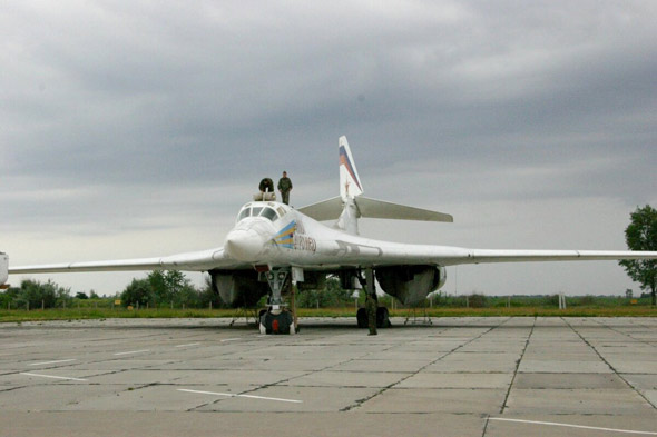 图文:检修图-160战略轰炸机