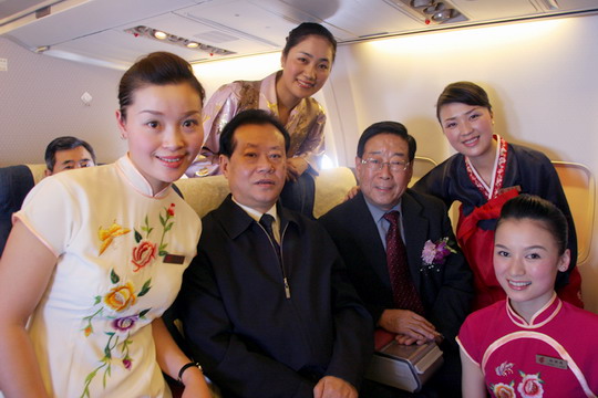 图1:国航西南分公司“芙蓉乘务组”与张省长(左二)和张书记(中)亲切合影