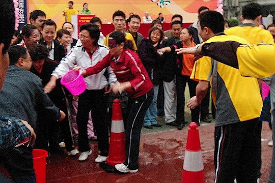 图2：激烈的比赛场面