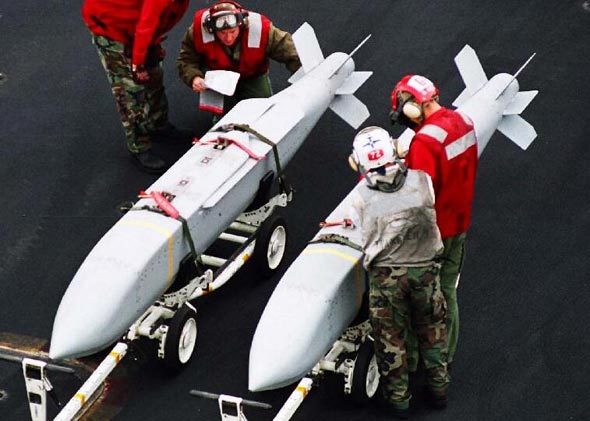 图文:美地勤人员正在检查AGM-154C防区外武器