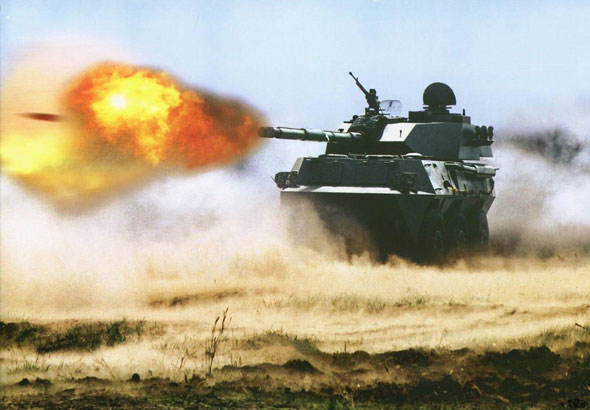 中国陆军列装新型100毫米轮式突击炮(组图)